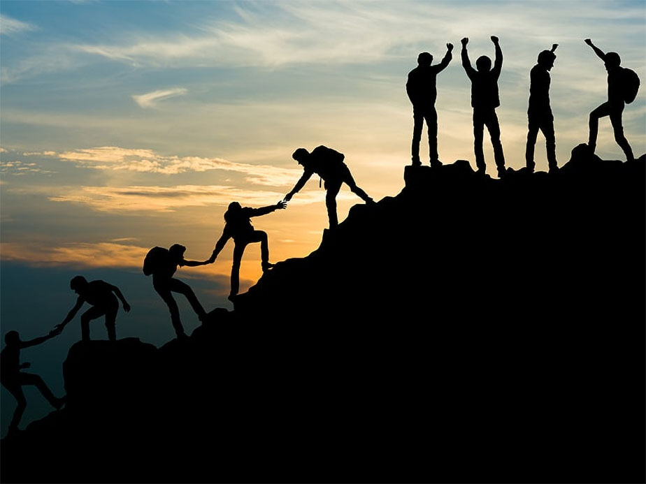 kopfgrafik--zielgruppe-teams Silhouette von sich helfenden Bergsteigern